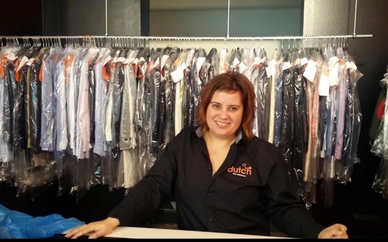 dutch dry cleaners medewerker kledingreiniging